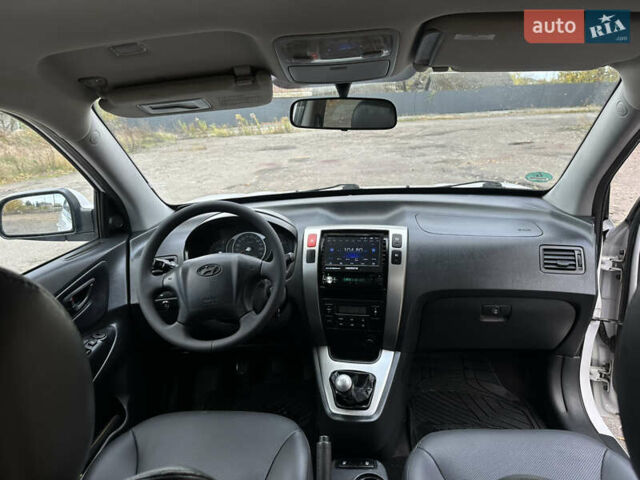 Белый Хендай Туксон, объемом двигателя 2 л и пробегом 221 тыс. км за 7700 $, фото 12 на Automoto.ua