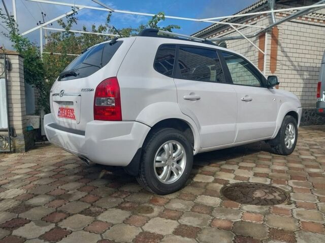 Белый Хендай Туксон, объемом двигателя 2 л и пробегом 120 тыс. км за 9600 $, фото 5 на Automoto.ua