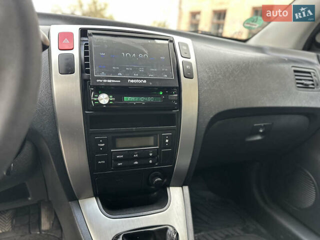 Белый Хендай Туксон, объемом двигателя 2 л и пробегом 221 тыс. км за 7700 $, фото 18 на Automoto.ua