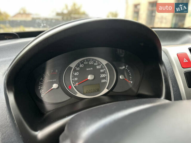 Белый Хендай Туксон, объемом двигателя 2 л и пробегом 221 тыс. км за 7700 $, фото 20 на Automoto.ua