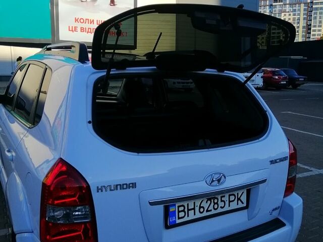 Білий Хендай Туксон, об'ємом двигуна 2 л та пробігом 228 тис. км за 7500 $, фото 7 на Automoto.ua