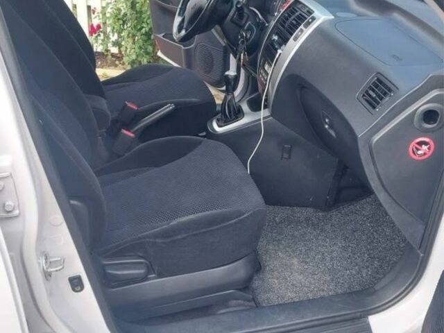 Белый Хендай Туксон, объемом двигателя 2 л и пробегом 120 тыс. км за 9600 $, фото 12 на Automoto.ua