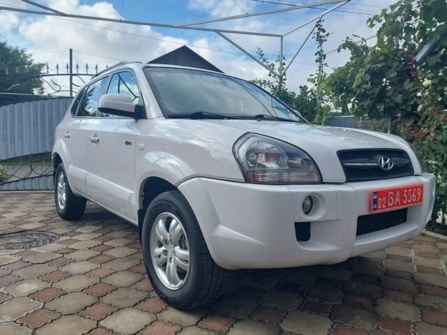 Белый Хендай Туксон, объемом двигателя 2 л и пробегом 120 тыс. км за 9600 $, фото 2 на Automoto.ua