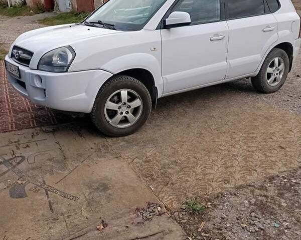 Белый Хендай Туксон, объемом двигателя 1.98 л и пробегом 200 тыс. км за 8500 $, фото 3 на Automoto.ua