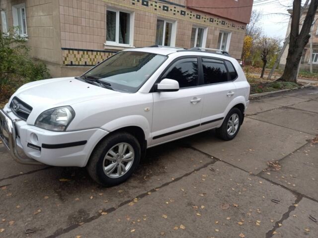Белый Хендай Туксон, объемом двигателя 2 л и пробегом 177 тыс. км за 8800 $, фото 5 на Automoto.ua