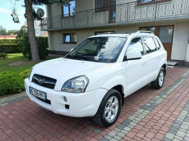 Белый Хендай Туксон, объемом двигателя 2 л и пробегом 192 тыс. км за 2227 $, фото 1 на Automoto.ua