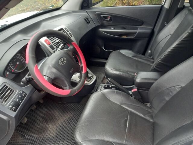 Белый Хендай Туксон, объемом двигателя 2 л и пробегом 177 тыс. км за 8800 $, фото 7 на Automoto.ua