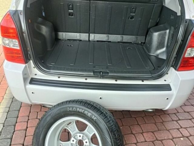 Белый Хендай Туксон, объемом двигателя 2 л и пробегом 192 тыс. км за 2227 $, фото 14 на Automoto.ua