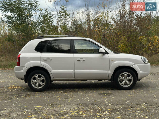 Белый Хендай Туксон, объемом двигателя 2 л и пробегом 221 тыс. км за 7700 $, фото 7 на Automoto.ua