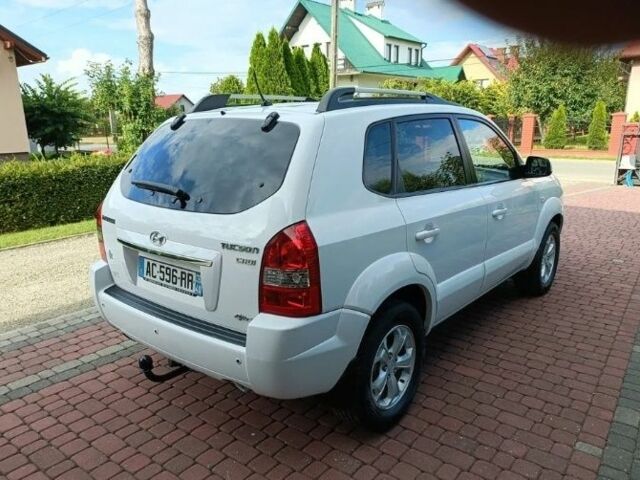 Белый Хендай Туксон, объемом двигателя 2 л и пробегом 192 тыс. км за 2227 $, фото 6 на Automoto.ua