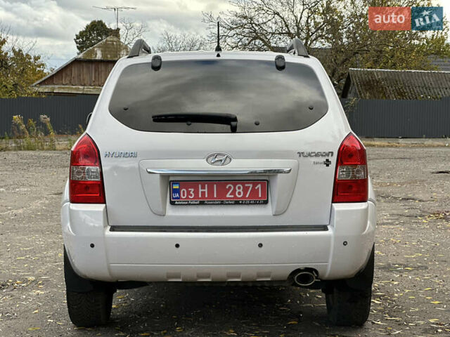 Белый Хендай Туксон, объемом двигателя 2 л и пробегом 221 тыс. км за 7700 $, фото 5 на Automoto.ua