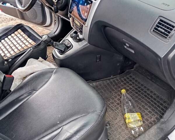 Белый Хендай Туксон, объемом двигателя 1.98 л и пробегом 200 тыс. км за 8500 $, фото 9 на Automoto.ua