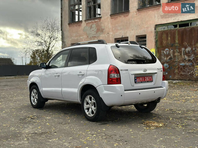 Белый Хендай Туксон, объемом двигателя 2 л и пробегом 221 тыс. км за 7700 $, фото 4 на Automoto.ua