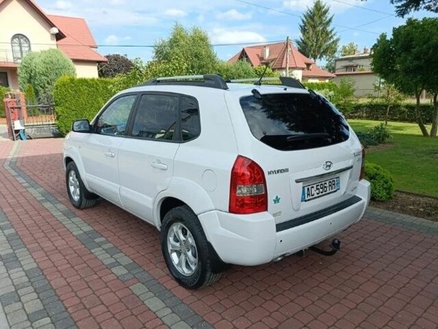 Белый Хендай Туксон, объемом двигателя 2 л и пробегом 192 тыс. км за 2227 $, фото 3 на Automoto.ua