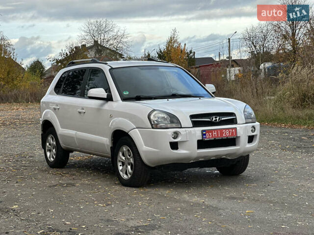 Белый Хендай Туксон, объемом двигателя 2 л и пробегом 221 тыс. км за 7700 $, фото 1 на Automoto.ua