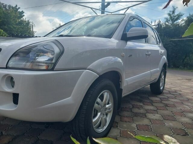 Белый Хендай Туксон, объемом двигателя 2 л и пробегом 120 тыс. км за 9600 $, фото 4 на Automoto.ua