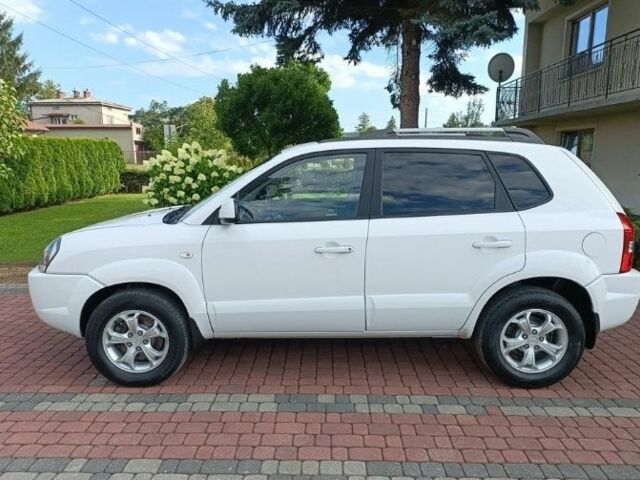 Белый Хендай Туксон, объемом двигателя 2 л и пробегом 192 тыс. км за 2227 $, фото 2 на Automoto.ua