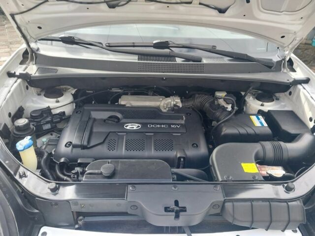 Белый Хендай Туксон, объемом двигателя 2 л и пробегом 120 тыс. км за 9600 $, фото 17 на Automoto.ua