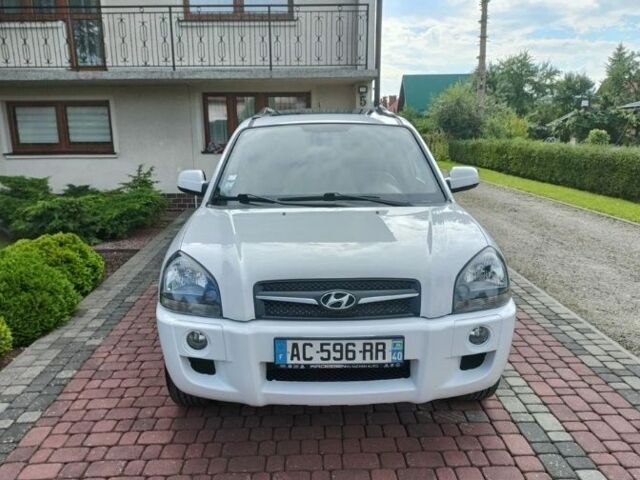 Белый Хендай Туксон, объемом двигателя 2 л и пробегом 192 тыс. км за 2227 $, фото 7 на Automoto.ua