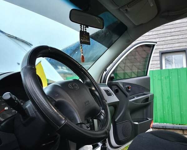 Белый Хендай Туксон, объемом двигателя 1.99 л и пробегом 191 тыс. км за 9300 $, фото 7 на Automoto.ua