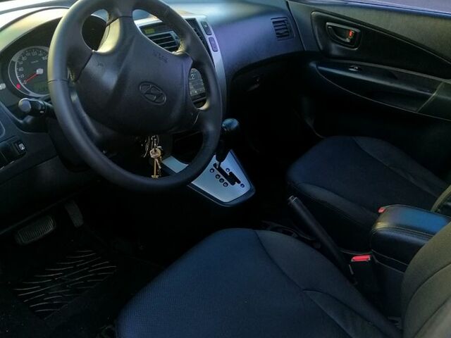 Білий Хендай Туксон, об'ємом двигуна 2 л та пробігом 228 тис. км за 7500 $, фото 6 на Automoto.ua