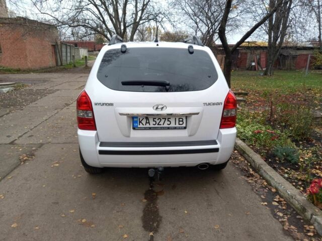 Белый Хендай Туксон, объемом двигателя 2 л и пробегом 177 тыс. км за 8800 $, фото 3 на Automoto.ua