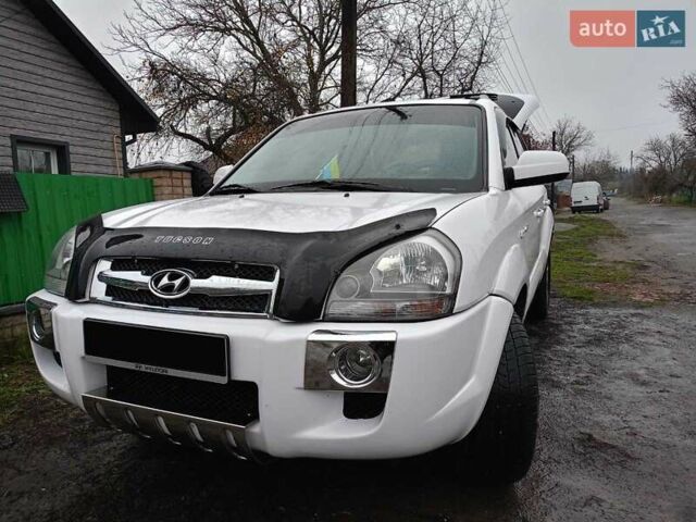 Белый Хендай Туксон, объемом двигателя 1.99 л и пробегом 191 тыс. км за 9300 $, фото 3 на Automoto.ua