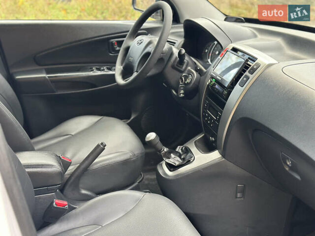 Белый Хендай Туксон, объемом двигателя 2 л и пробегом 221 тыс. км за 7700 $, фото 11 на Automoto.ua