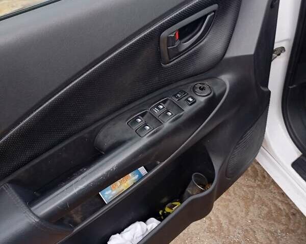 Белый Хендай Туксон, объемом двигателя 1.98 л и пробегом 200 тыс. км за 8500 $, фото 7 на Automoto.ua