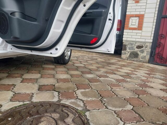 Белый Хендай Туксон, объемом двигателя 2 л и пробегом 120 тыс. км за 9600 $, фото 16 на Automoto.ua