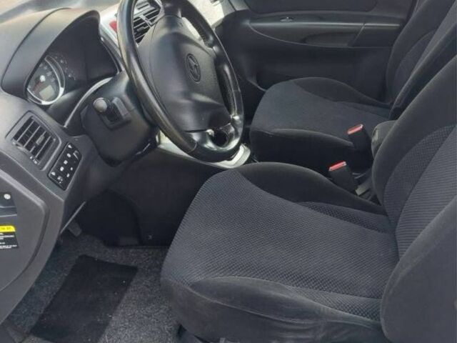 Белый Хендай Туксон, объемом двигателя 2 л и пробегом 120 тыс. км за 9600 $, фото 11 на Automoto.ua