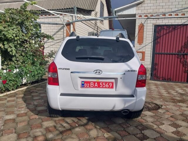 Белый Хендай Туксон, объемом двигателя 2 л и пробегом 120 тыс. км за 9600 $, фото 7 на Automoto.ua