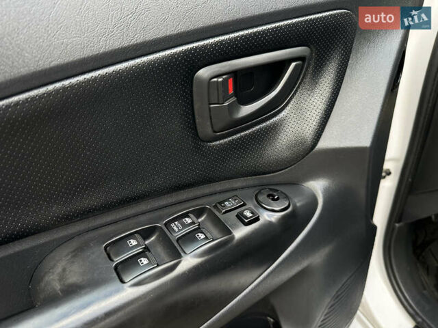 Белый Хендай Туксон, объемом двигателя 2 л и пробегом 221 тыс. км за 7700 $, фото 14 на Automoto.ua