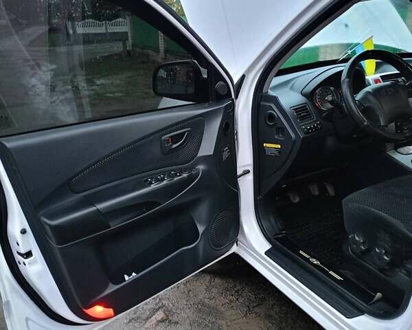 Белый Хендай Туксон, объемом двигателя 1.99 л и пробегом 191 тыс. км за 9300 $, фото 10 на Automoto.ua