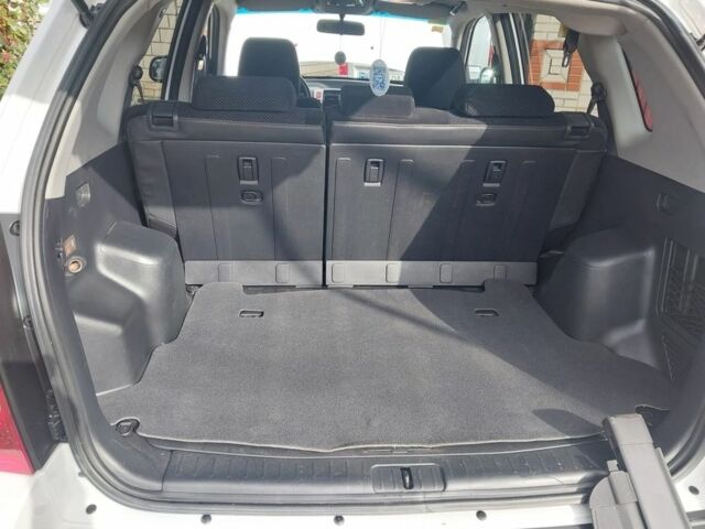 Белый Хендай Туксон, объемом двигателя 2 л и пробегом 120 тыс. км за 9600 $, фото 20 на Automoto.ua