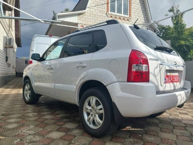 Белый Хендай Туксон, объемом двигателя 2 л и пробегом 120 тыс. км за 9600 $, фото 6 на Automoto.ua