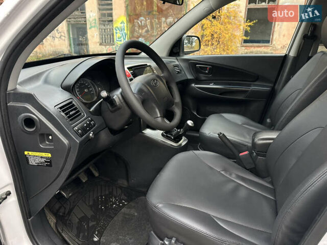 Белый Хендай Туксон, объемом двигателя 2 л и пробегом 221 тыс. км за 7700 $, фото 13 на Automoto.ua