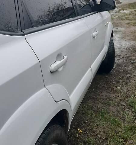 Белый Хендай Туксон, объемом двигателя 1.99 л и пробегом 191 тыс. км за 9300 $, фото 23 на Automoto.ua