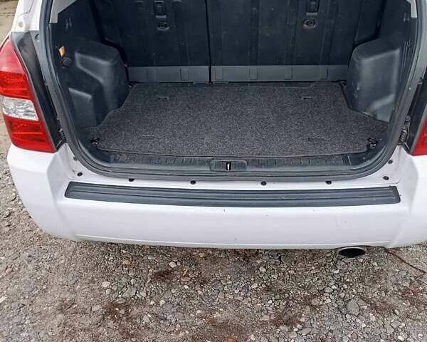 Белый Хендай Туксон, объемом двигателя 1.98 л и пробегом 200 тыс. км за 8500 $, фото 4 на Automoto.ua