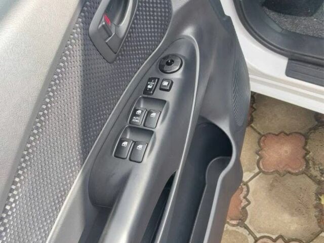 Белый Хендай Туксон, объемом двигателя 2 л и пробегом 120 тыс. км за 9600 $, фото 10 на Automoto.ua