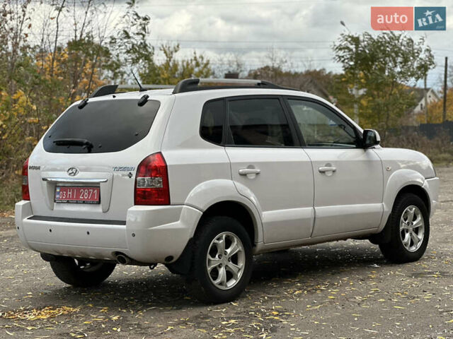 Белый Хендай Туксон, объемом двигателя 2 л и пробегом 221 тыс. км за 7700 $, фото 6 на Automoto.ua
