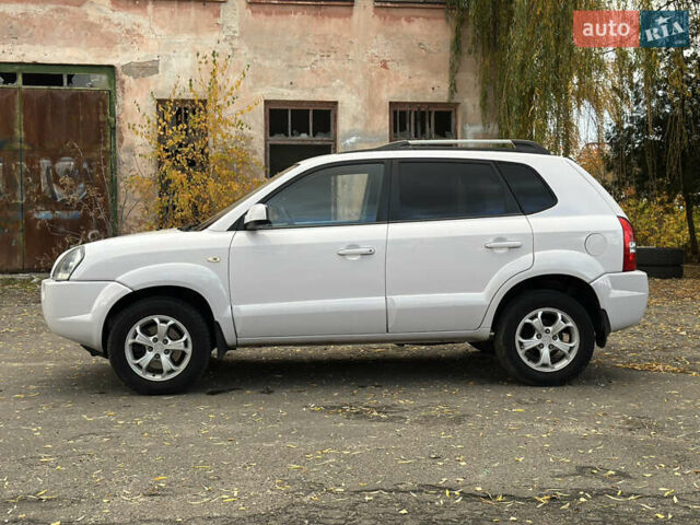 Белый Хендай Туксон, объемом двигателя 2 л и пробегом 221 тыс. км за 7700 $, фото 3 на Automoto.ua