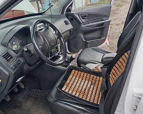 Белый Хендай Туксон, объемом двигателя 1.98 л и пробегом 200 тыс. км за 8500 $, фото 6 на Automoto.ua