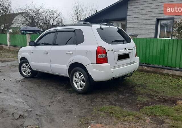 Белый Хендай Туксон, объемом двигателя 1.99 л и пробегом 191 тыс. км за 9300 $, фото 16 на Automoto.ua
