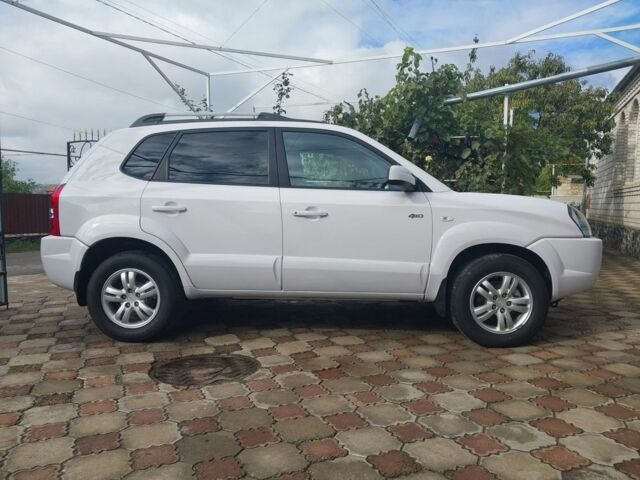 Белый Хендай Туксон, объемом двигателя 2 л и пробегом 120 тыс. км за 9600 $, фото 3 на Automoto.ua