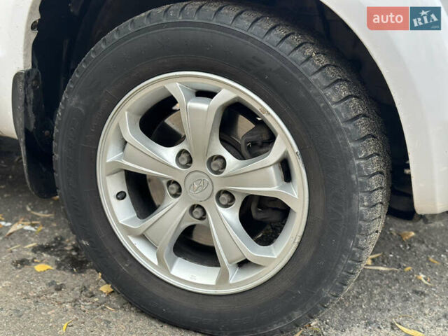 Белый Хендай Туксон, объемом двигателя 2 л и пробегом 221 тыс. км за 7700 $, фото 8 на Automoto.ua