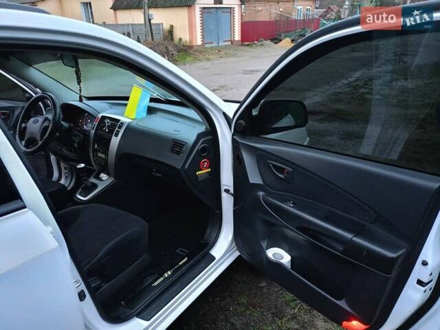 Белый Хендай Туксон, объемом двигателя 1.99 л и пробегом 191 тыс. км за 9300 $, фото 12 на Automoto.ua