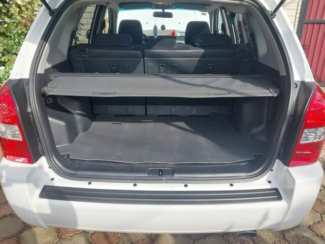 Белый Хендай Туксон, объемом двигателя 2 л и пробегом 120 тыс. км за 9600 $, фото 19 на Automoto.ua