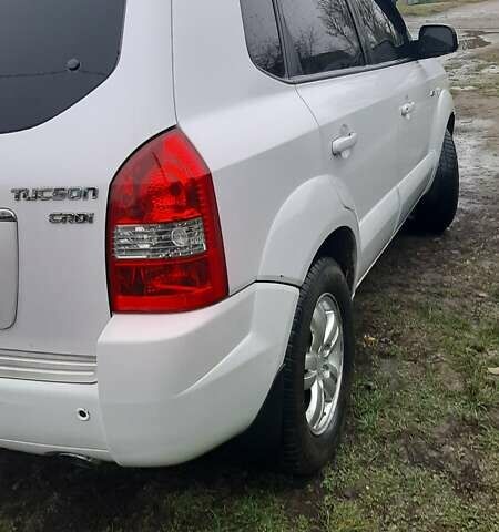 Белый Хендай Туксон, объемом двигателя 1.99 л и пробегом 191 тыс. км за 9300 $, фото 24 на Automoto.ua