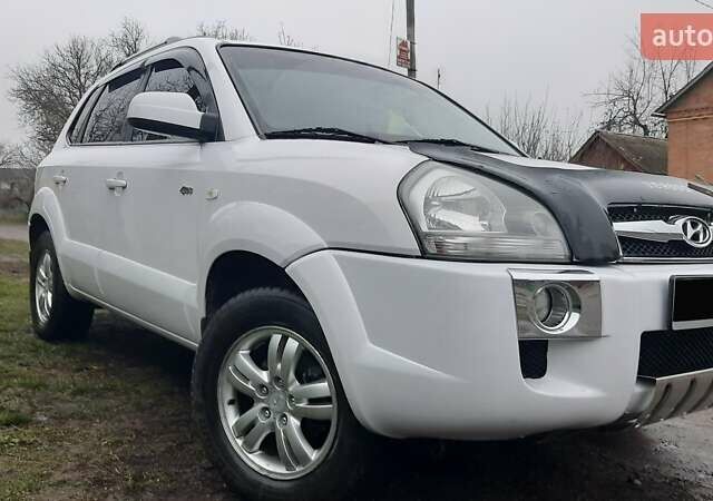 Белый Хендай Туксон, объемом двигателя 1.99 л и пробегом 191 тыс. км за 9300 $, фото 22 на Automoto.ua